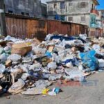 En la foto, basura amontonada en las calles de Cuba