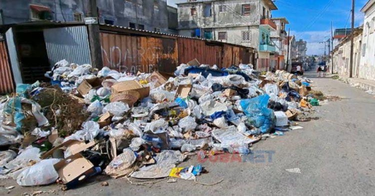 En la foto, basura amontonada en las calles de Cuba