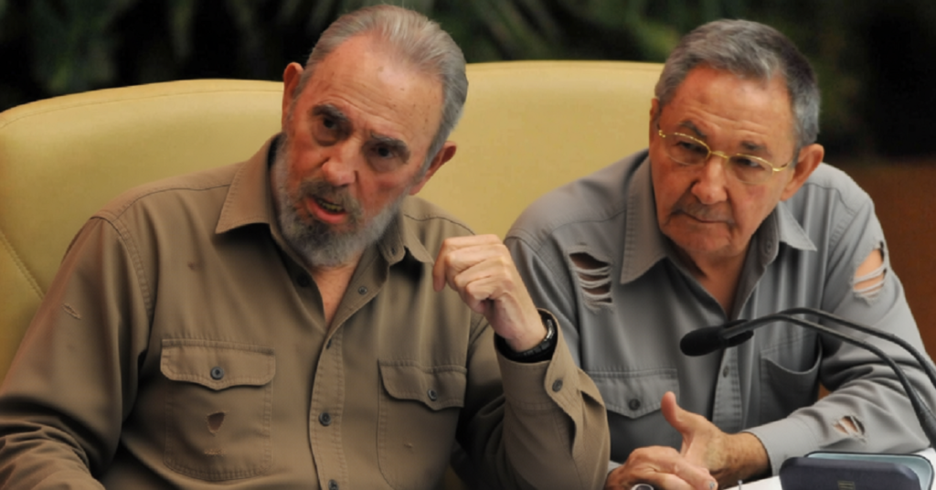 En la foto, Fidel y Raúl Castro con ropas viejas y raídas