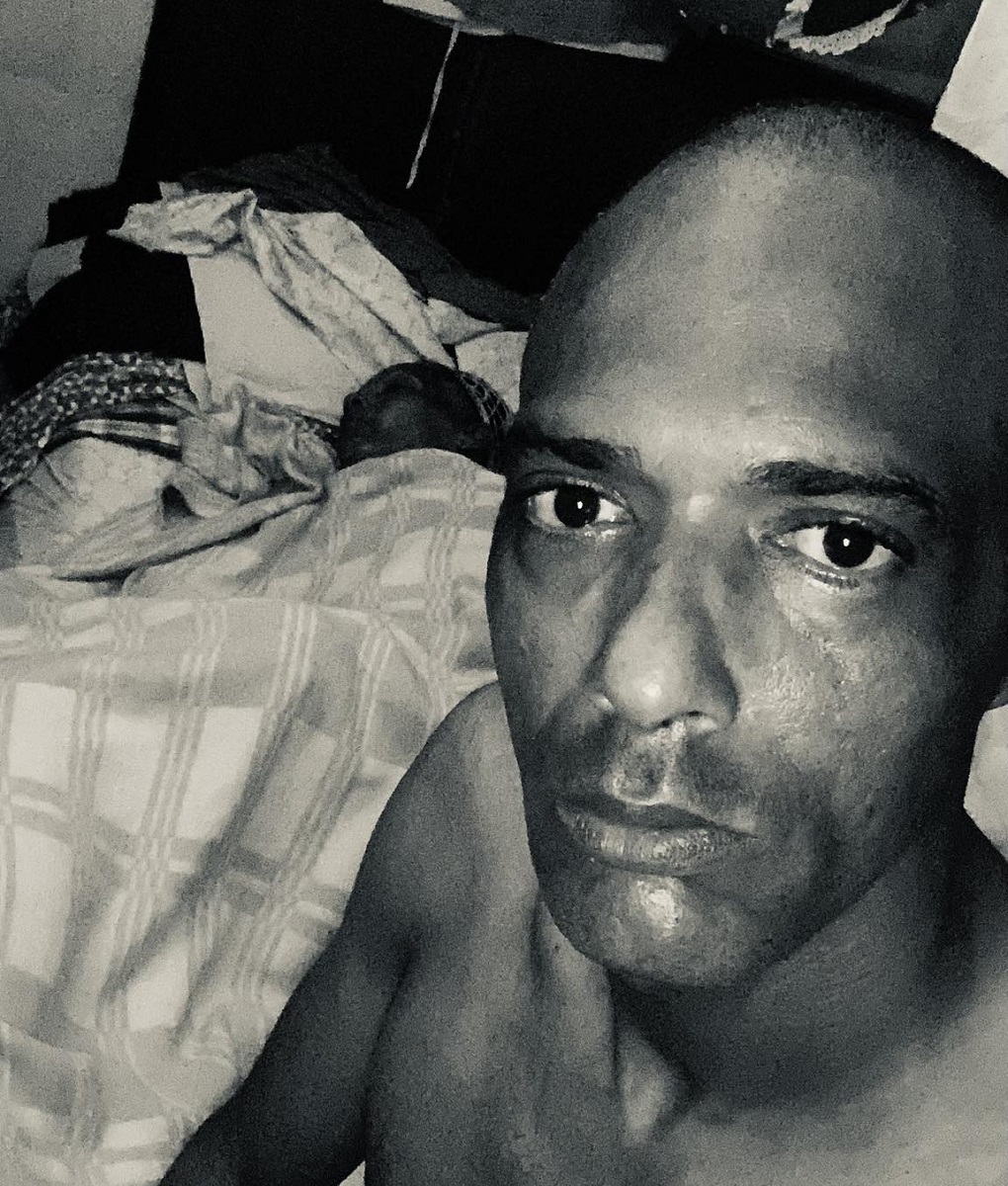 En la foto, el autor y su madre