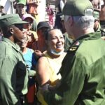 En la foto, Díaz-Canel con los damnificadosdialoga