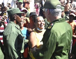 En la foto, Díaz-Canel con los damnificadosdialoga