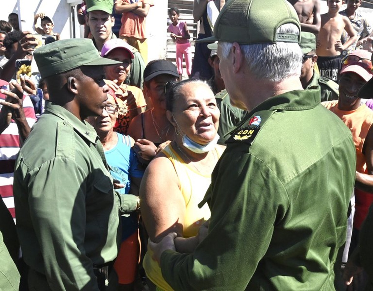 En la foto, Díaz-Canel con los damnificadosdialoga