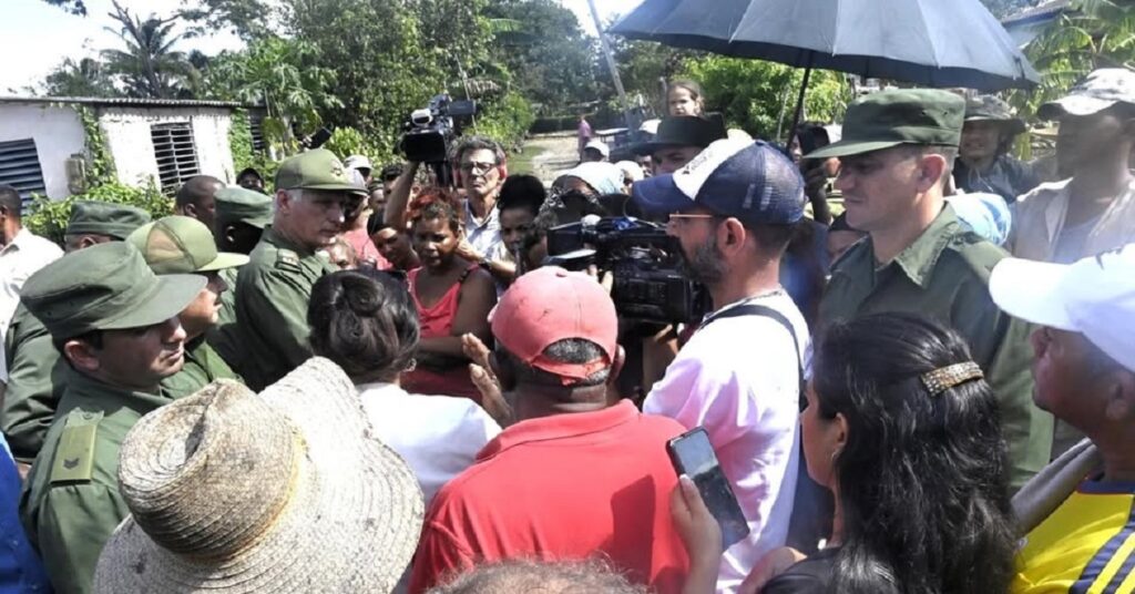 En la foto, Díaz-Canel en el oriente de Cuba