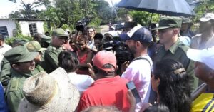 En la foto, Díaz-Canel en el oriente de Cuba