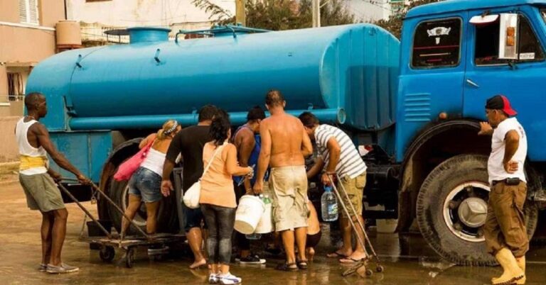 En la foto, una pipa de agua reparte en La Habana