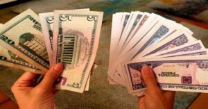 En la foto, billetes cubanos y estadounidenses