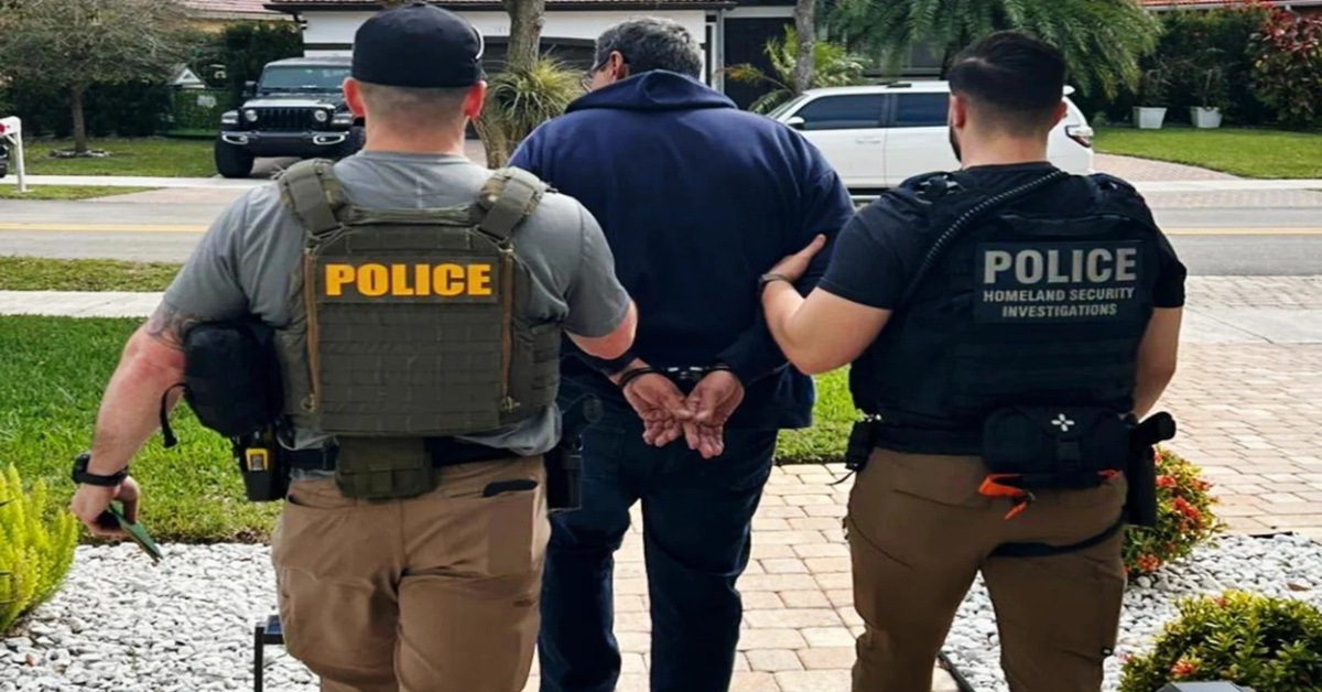 En la foto, el ICE detiene a migrantes latinos en Miami