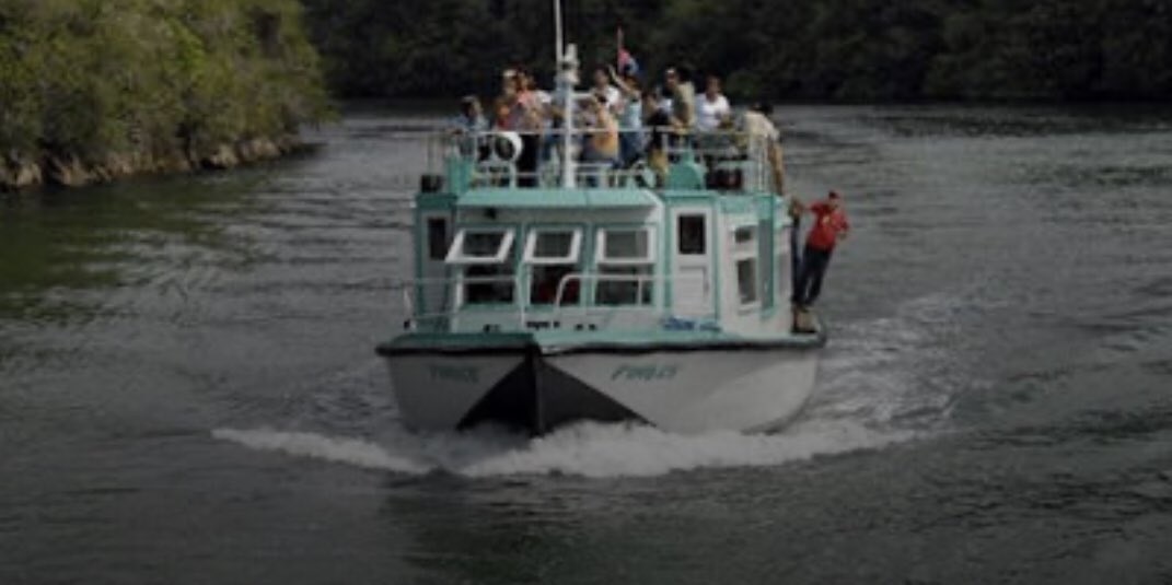 En la foto, un barco sale por el río Canímar, en Matanzas