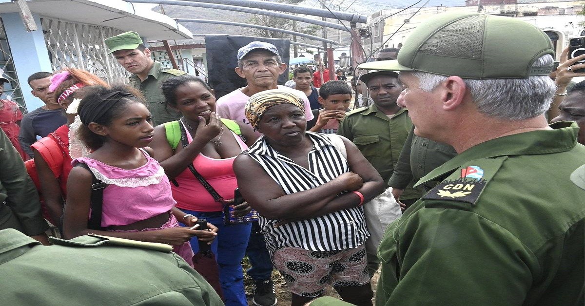 En la foto, Díaz-Canel sigue con sus recorridos por el Oriente sin resolver nada a la población