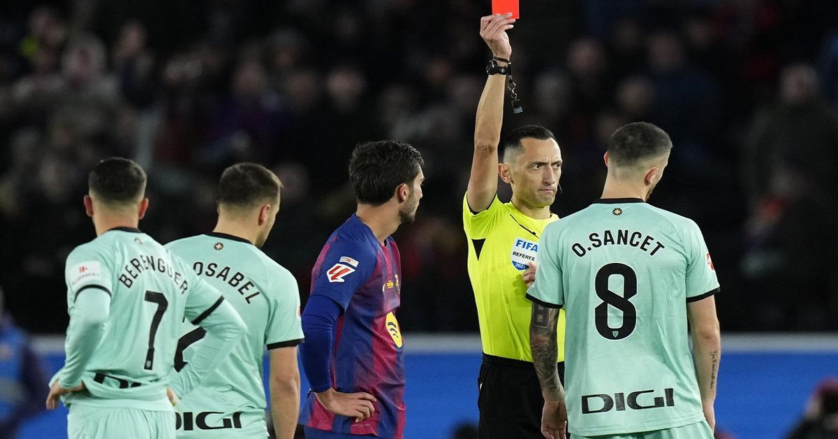 En la foto, momento en que Sancet recibe la tarjeta roja