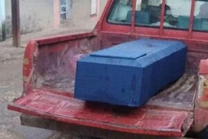 En la foto, un ataud sobre una camioneta