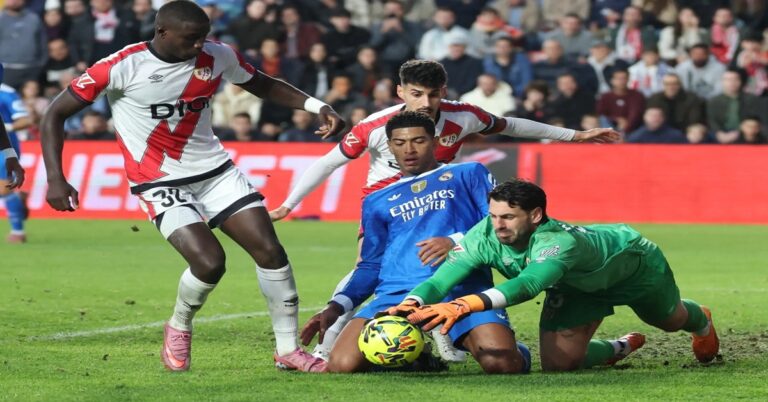 En la foto, momento del partido entre el Rayo Vallecano y el Real Madrid