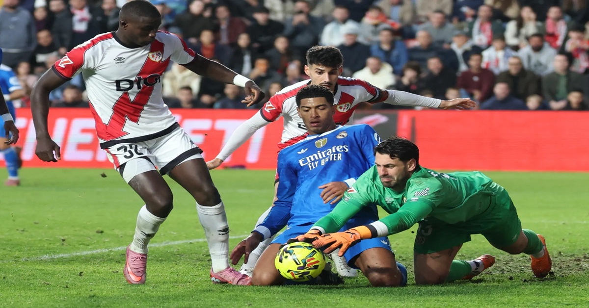 En la foto, momento del partido entre el Rayo Vallecano y el Real Madrid