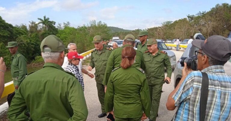 En la foto, Díaz-Canel rodeado de su amplia comitiva (Miren la cantidad de autos)