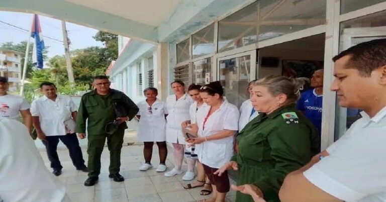 En la foto, dirigentes y personal de salud de Yara