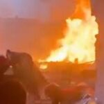 En la foto, explosión en fábrica pakistaní