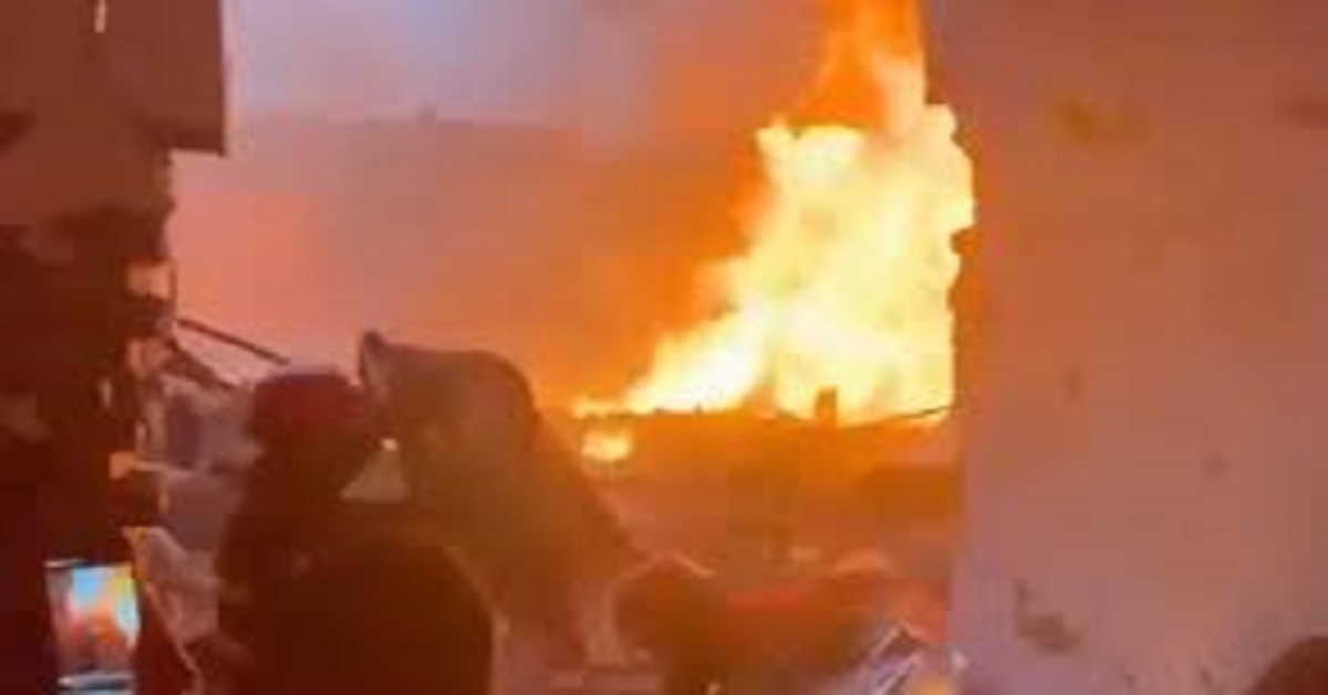 En la foto, explosión en fábrica pakistaní