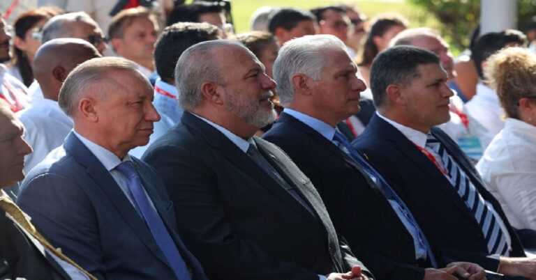 En la foto, la cúpul castrista inaugura la Feria de La Habana