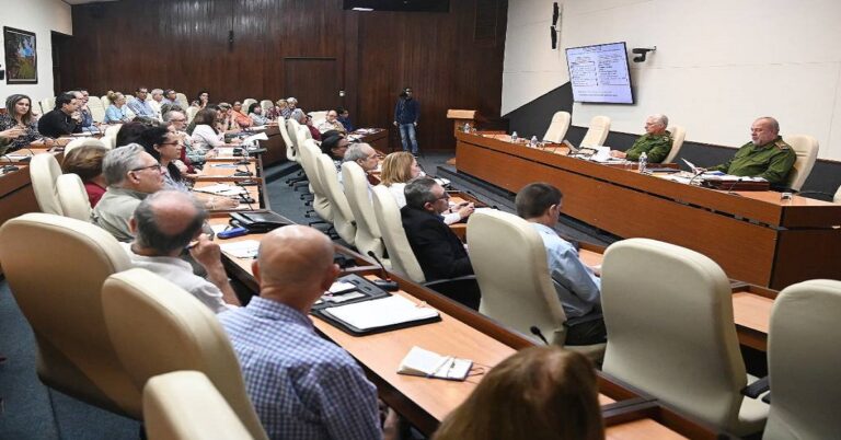 En la foto, el gobierno cubano reunido para enfrentar el chikungunya