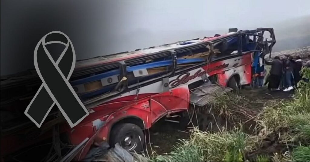 En la foto, el autobus despeñado en Ecuador