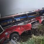 En la foto, el autobus despeñado en Ecuador