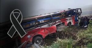 En la foto, el autobus despeñado en Ecuador