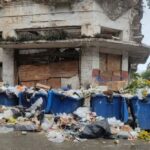 En la foto, la basura esn las calles es una escena habitual en La Habana