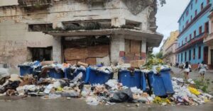 En la foto, la basura esn las calles es una escena habitual en La Habana