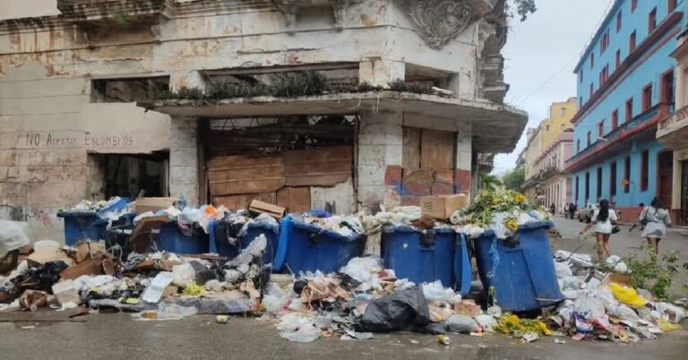 En la foto, la basura esn las calles es una escena habitual en La Habana
