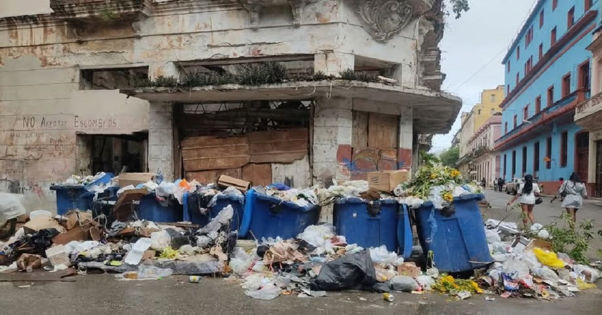 En la foto, la basura esn las calles es una escena habitual en La Habana