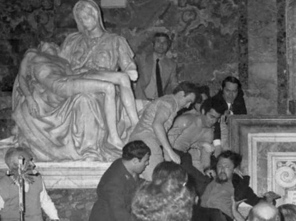 El día que la locura golpeó a La Pietà 7 En la foto, momento en que la multitud se avalanza sobre László Tóth