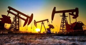 En la foto, pozos de petróleo