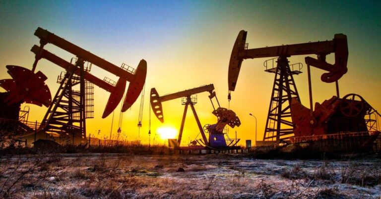 En la foto, pozos de petróleo