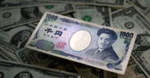 En la foto, la moneda japonesa