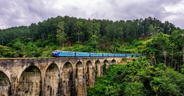 En la foto, trenes en Sri Lanka