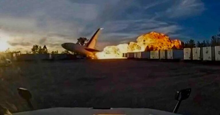 En la foto, accidente de avión de UPS en Kentucky