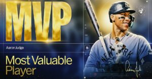 En la foto, un montaje con el premio de MVP y Aaron Judge