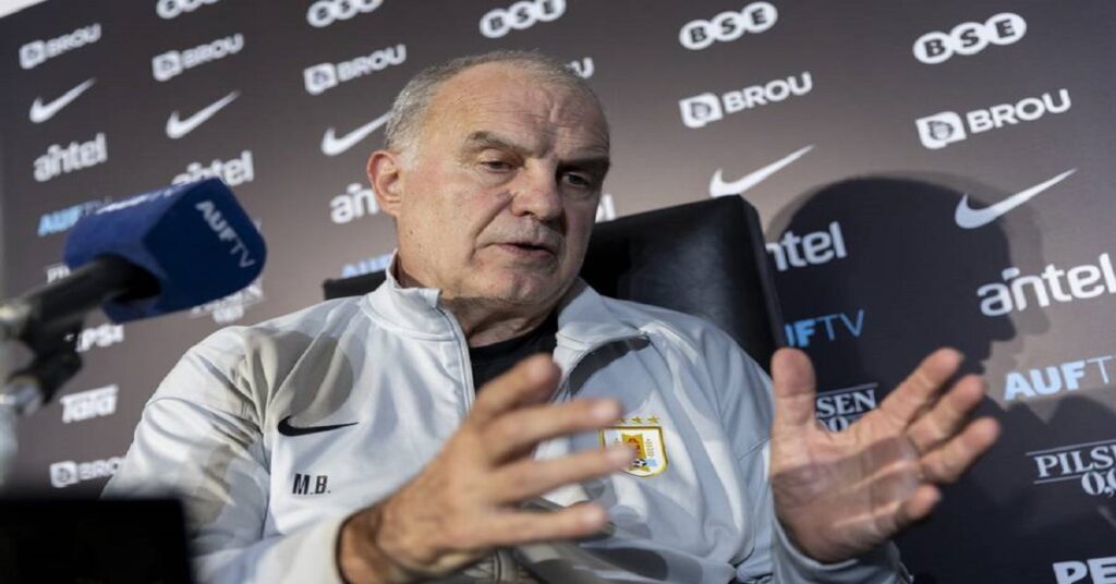 El Loco Bielsa dice que no renunciará como seleccionador de Uruguay 3 En la foto, Marcelo Bielsa en rueda de prensa