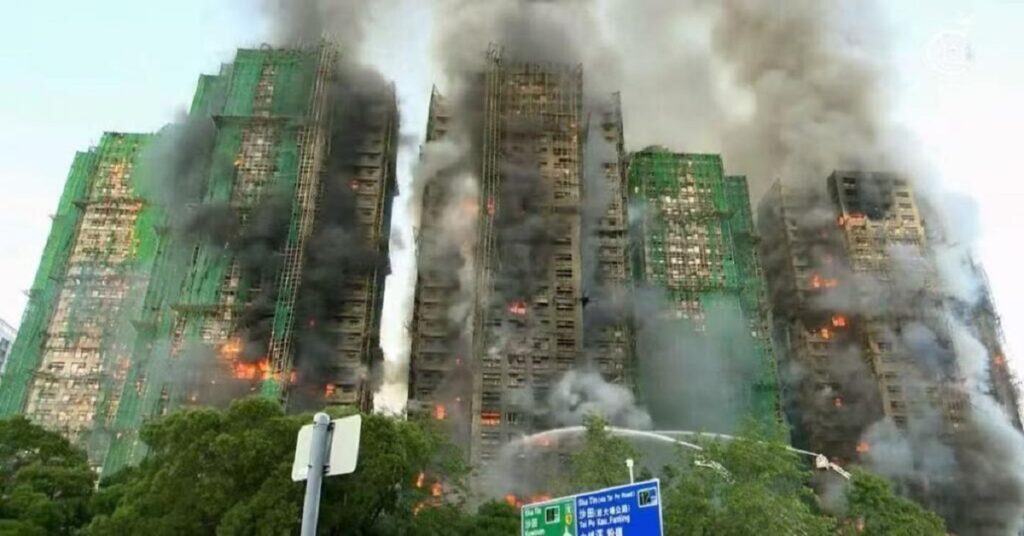 En al foto, el complejo de edificios recién incendiado