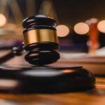 En la foto, un mazo de un tribunal