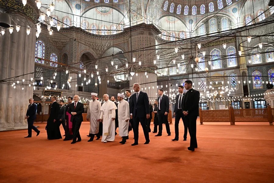 En la foto, León XIV en la Mezquita Azul
