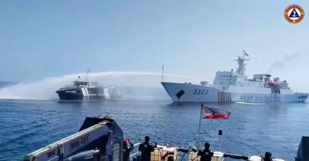 En la foto, navíos en el Mar del Sur de China