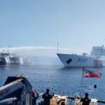 En la foto, navíos en el Mar del Sur de China