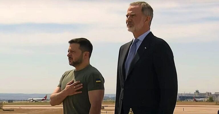 En la foto, el rey Felipe VI y Zelenski