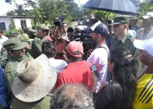 En la foto, Díaz-Canel en uno de sus habituales encuentros con la población