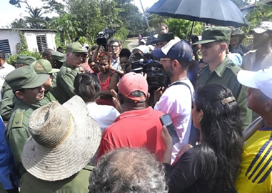 En la foto, Díaz-Canel en uno de sus habituales encuentros con la población