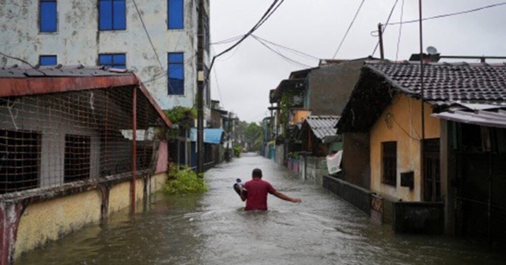 Más de 120 muertos por las lluvias torrenciales que continúan azotando Sri Lanka 6 En la foto, inundaciones en Sri Lanka