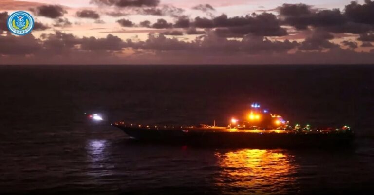 En la foto, un portaviones chino en el estrecho de Taiwán