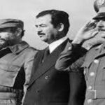 En la foto, Saddam Hussein escoltado por Fidel y Raúl Castro